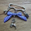 1 Brosche/ Kiltnadel mit 3 Trachtenanhängern und Schleife Trachtenschmuck