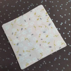 Sale 2 in eins, Weihnachtlicher Untersetzer und originelle Geschenkverpackung in hellen Tönen Geschenkverpackungen