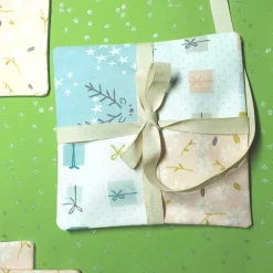 Sale 2 in eins, Weihnachtlicher Untersetzer und originelle Geschenkverpackung in hellen Tönen Geschenkverpackungen
