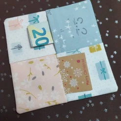 Sale 2 in eins, Weihnachtlicher Untersetzer und originelle Geschenkverpackung in hellen Tönen Geschenkverpackungen