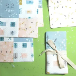 Sale 2 in eins, Weihnachtlicher Untersetzer und originelle Geschenkverpackung in hellen Tönen Geschenkverpackungen
