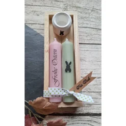 Osterkerzen|Lieblingsstück 2 Stabkerzen mit Halter im Set in einer Eichen-Holzbox ~ Kerzen "Frohe Ostern" ~ Deko Osterhase