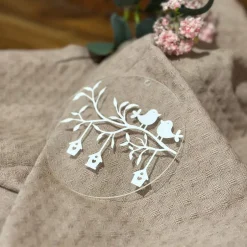Frühling|Werkstatt am See Acrylglasscheibe „Vögel auf Ast“ – Filigrane Frühlingsdeko mit Vogelhäuschen