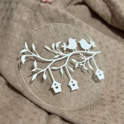 Frühling|Werkstatt am See Acrylglasscheibe „Vögel auf Ast“ – Filigrane Frühlingsdeko mit Vogelhäuschen