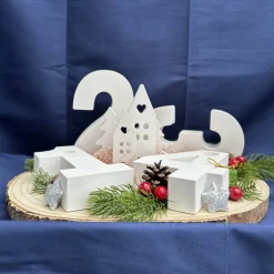 Adventskränze|HerzschlagDesign Advents-Deko mit Zahlen 1–4 & Winterdorf auf Baumscheibe – handgefertigte Weihnachtsdeko mit Stabkerzenhaltern