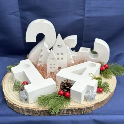 Adventskränze|HerzschlagDesign Advents-Deko mit Zahlen 1–4 & Winterdorf auf Baumscheibe – handgefertigte Weihnachtsdeko mit Stabkerzenhaltern
