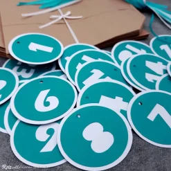 Adventskalender|Reizvolle Karten und mehr Adventskalender Papierbeutel zum Befüllen mit türkis-weißen Zahlenanhängern & Satinbändern