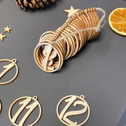 Adventskalenderzahlen|Werkstatt am See Adventskalender Zahlen Anhänger aus Holz – Set 1 bis 24, Ø 4cm, Birkensperrholz