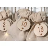 Adventskalender Zahlen Holz 1–24 Ø4,5 cm | Runde Anhänger mit Stern-Gravur aus Birkensperrholz, wiederverwendbar Adventskalenderzahlen