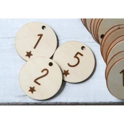 Adventskalender Zahlen Holz 1–24 Ø4,5 cm | Runde Anhänger mit Stern-Gravur aus Birkensperrholz, wiederverwendbar Adventskalenderzahlen