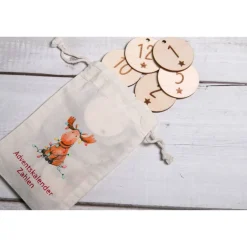 Adventskalender Zahlen Holz 1–24 Ø4,5 cm | Runde Anhänger mit Stern-Gravur aus Birkensperrholz, wiederverwendbar Adventskalenderzahlen