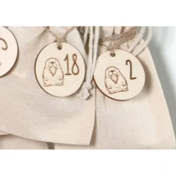 Outlet Adventskalender Zahlen Holz 1–24, rund Ø4,5 cm – Seelöwen-Gravur, wiederverwendbar Adventskalenderzahlen