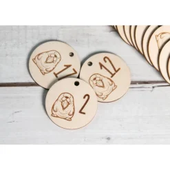 Outlet Adventskalender Zahlen Holz 1–24, rund Ø4,5 cm – Seelöwen-Gravur, wiederverwendbar Adventskalenderzahlen