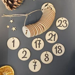 Best Adventskalender Zahlenanhänger aus Holz im Stencil-Stil – Set 1 bis 24 Adventskalenderzahlen
