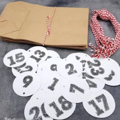 Clearance Adventskalender zum Befüllen – 24 Kraftpapiertüten mit Zahlenanhängern & Kordeln Adventskalender
