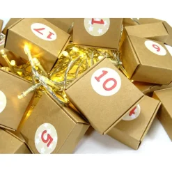 Adventskalender|bunt-mixx-DESIGN Adventskalender zum Befüllen Faltschachteln Kraftpapier Sticker Zahlen rot natur Advent Kalender