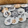 New Adventskalenderzahlen Buttons mit Sicherheitsnadel zum Befestigen Adventskalenderzahlen
