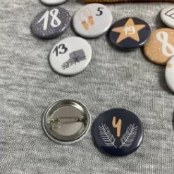 New Adventskalenderzahlen Buttons mit Sicherheitsnadel zum Befestigen Adventskalenderzahlen
