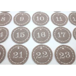 Outlet Adventskalenderzahlen taupe Filz rund bestickt / Zahlen Anhänger Adventskalender Adventskalenderzahlen