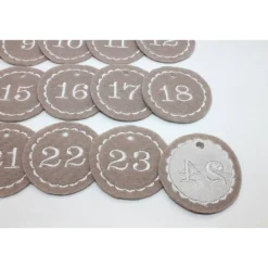 Outlet Adventskalenderzahlen taupe Filz rund bestickt / Zahlen Anhänger Adventskalender Adventskalenderzahlen