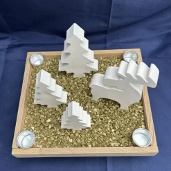 Adventskränze|HerzschlagDesign Advents-Tablett mit Elch & Tannen – moderne Weihnachtsdeko mit Stabkerzenhaltern auf Holztablett
