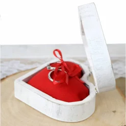New Alternative RINGBOX aus HOLZ Herz Ringkissen für Trauringe Shabby Chic Weiß mit GRAVUR pesonalisiert Rustikale Hochzeit Ringkästchen Natur Ringkissen
