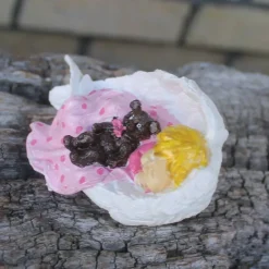 Clearance Baby Mädchen mit Teddy in Engelsflügel gebettet, handbemalt Gedenksteine