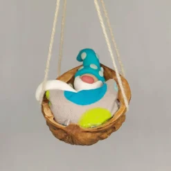 Baumschmuck|Danielas IdeenReich Baumschmuck Walnussschale Schaukelbettchen mit kleinem schlafend Wichtel mit nachtleuchtender Zipfelmütze