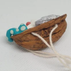 Baumschmuck|Danielas IdeenReich Baumschmuck Walnussschale Schaukelbettchen mit kleinem schlafend Wichtel mit nachtleuchtender Zipfelmütze