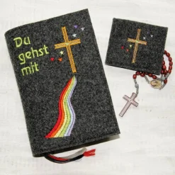 Rosenkranztäschchen|Corinas Nähstüberl Bestickte Rosenkranztasche aus Filz *Motiv Kreuz mit Regenbogensterne *individuell angefertigt