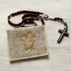 Rosenkranztäschchen|Corinas Nähstüberl Bestickte Rosenkranztasche aus hellgrauem Filz mit goldenem fliegenden Engel *sofort versandfertig