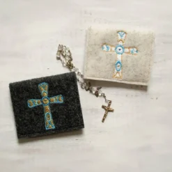 Rosenkranztäschchen|Corinas Nähstüberl Bestickte Rosenkranztasche aus Filz *Motiv Kreuz unterteilt *individuell angefertigt