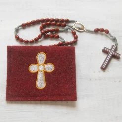Online Bestickte Rosenkranztasche aus weinrotem Filz mit Kreuz in weiß mit goldener Umrandung *sofort versandfertig Rosenkranztäschchen