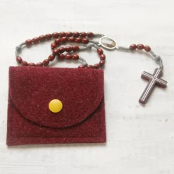 Online Bestickte Rosenkranztasche aus weinrotem Filz mit Kreuz in weiß mit goldener Umrandung *sofort versandfertig Rosenkranztäschchen
