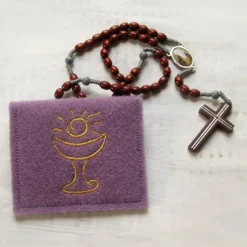 Sale Bestickte Rosenkranztasche aus fliederfarbigem Filz mit goldenem Kelch *sofort versandfertig Rosenkranztäschchen