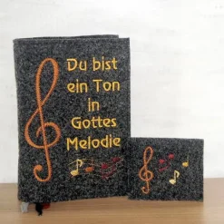 Rosenkranztäschchen|Corinas Nähstüberl Bestickte Rosenkranztasche aus Filz *Motiv Notenschlüssel und Noten *individuell angefertigt