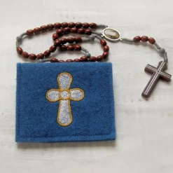 Outlet Bestickte Rosenkranztasche aus blauem Filz mit Kreuz in weiß mit goldener Umrandung *sofort versandfertig Rosenkranztäschchen