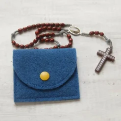 Outlet Bestickte Rosenkranztasche aus blauem Filz mit Kreuz in weiß mit goldener Umrandung *sofort versandfertig Rosenkranztäschchen