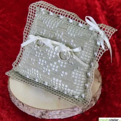New Bezauberndes gehäkeltes Ringkissen in Lindgrün-Creme mit eleganten Satinschleifen - perfekt für romantische Hochzeiten Ringkissen