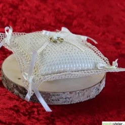 Ringkissen|Kreativatelier A & V Bezauberndes gehäkeltes Ringkissen in Creme-Creme mit Herzchen und Satinschleifen - Perfektes Hochzeits-Accessoire
