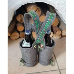 Accessoires|Kreativlaedchen Biertragetasche Lederhose als Geschenk, Vatertagsgeschenk für den Mann oder zum Jubiläum ausreichend für zwei Bierflaschen. Personalisierbar