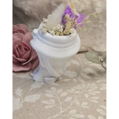 Blumenmädchen Laila mit Hut & Trockenblumen – Handgefertigte Dekofigur aus Raysin Tischdekoration