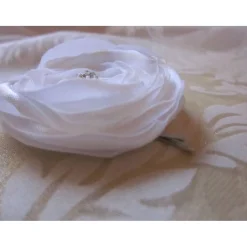 Brautschmuck|Madame Floralie Braut Kopfschmuck weiß Haarklammer Haarblume Stoffblume Satin Brautschmuck "Blanche"