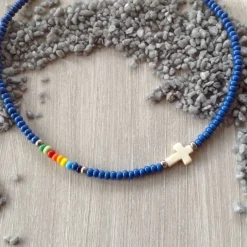Hot Bunte Kinderkette' mit einem Howlithkreuz und Rocailles in Regenbogenfarben Schmuck