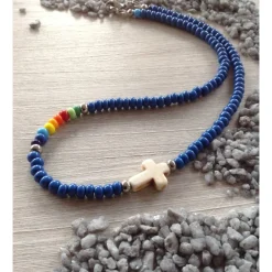 Hot Bunte Kinderkette' mit einem Howlithkreuz und Rocailles in Regenbogenfarben Schmuck