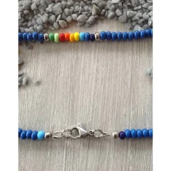 Hot Bunte Kinderkette' mit einem Howlithkreuz und Rocailles in Regenbogenfarben Schmuck