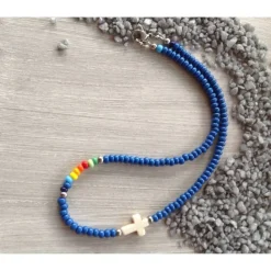 Hot Bunte Kinderkette' mit einem Howlithkreuz und Rocailles in Regenbogenfarben Schmuck