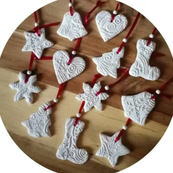 Discount Christbaumschmuck 12 Anhänger Weihnachten | weiß rot | 5 -5,5 cm Geschenkeanhänger