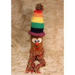 Sale Dekofigur REGENBOGENWICHTEL Weihnachtswichtel witzige Upcyclingfigur aus Glasflasche m. handgestricktem Mützchen Weihnachtsdeko