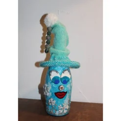 Weihnachtsdeko|Susanne Hiebl...die etwas andere Art! Dekofigur SCHNEEFLÖCKCHEN Weihnachtswichtel witzige Upcyclingfigur aus Sektflasche m. handgestricktem Mützchen